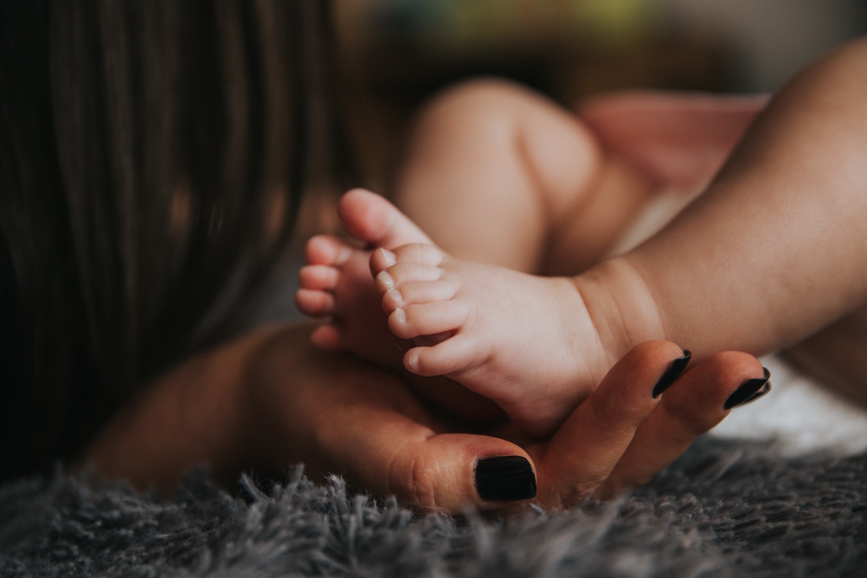 mom holding her newborn baby's feet