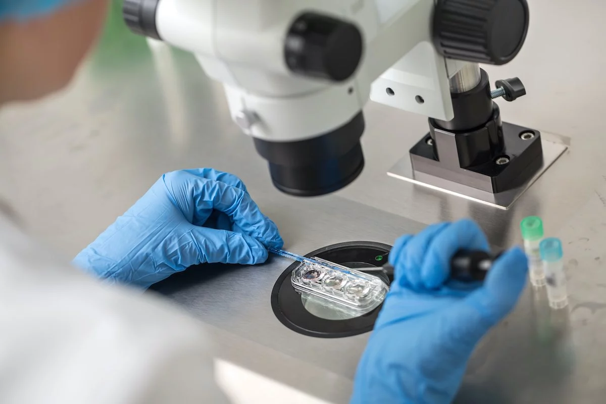 North Houston IVF lab tech working with frozen eggs